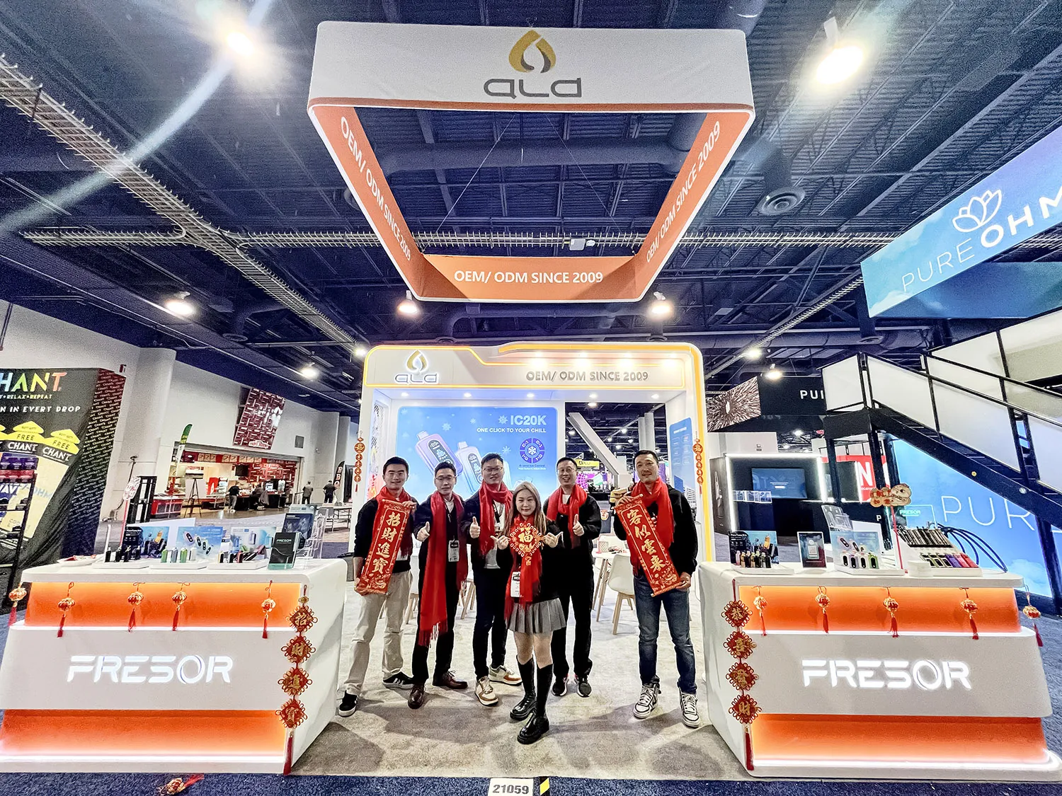 TPE25-Exhibitors group photo at the booth